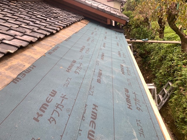 屋根の下地を施工しています。
ゴムアスルーフィングで雨水を防ぎます。
