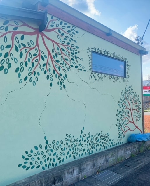 ＠flat_morimachiさんの壁に壁画を描いているという事で、早速行ってきました。緑の木々、鳥も描かれています！森町に新しい風が吹き込まれていく感じです！！完成がめちゃくちゃ楽しみです(^O^)／