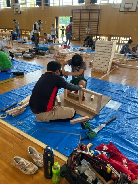 森町建築工業組合が主催する木工教室を、旧天方小学校体育館にて行いました。子供たちは真剣な表情で大工さんに教えてもらいながら、自分の作りたいものを制作しました。この経験で物作りに興味を持って、将来大工さんになってくれる子がいたらいいなあ☺